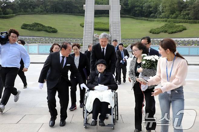 클릭하시면 원본 이미지를 보실 수 있습니다.